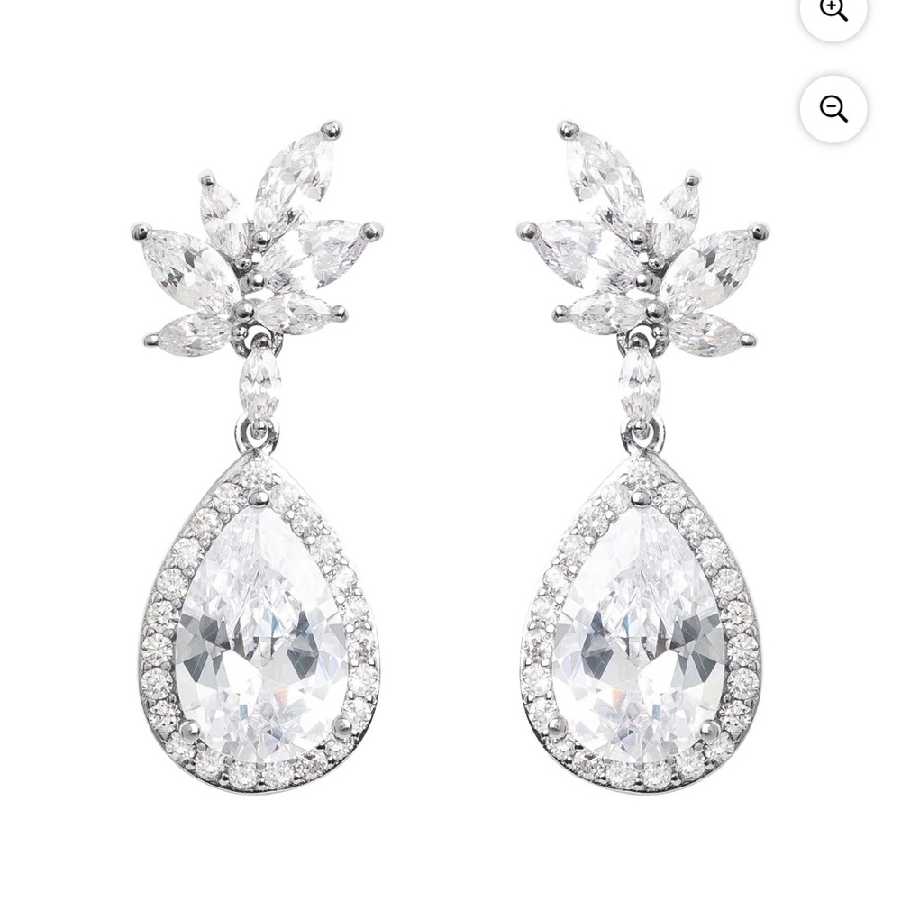 NWT Elegant Silver Drop Earrings Minimalist Design